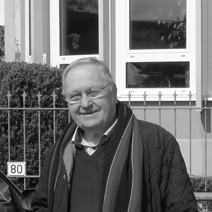 Edgar Sitzmann vor seinem Haus in Bamberg